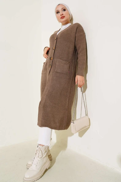 Düğmeli Cepli Uzun Triko Hırka Latte - Resim 2