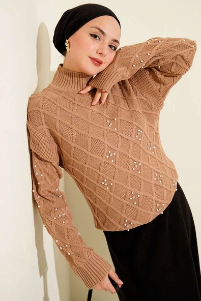 Dik Yaka Taşlı Triko Kazak Latte ürün görseli
