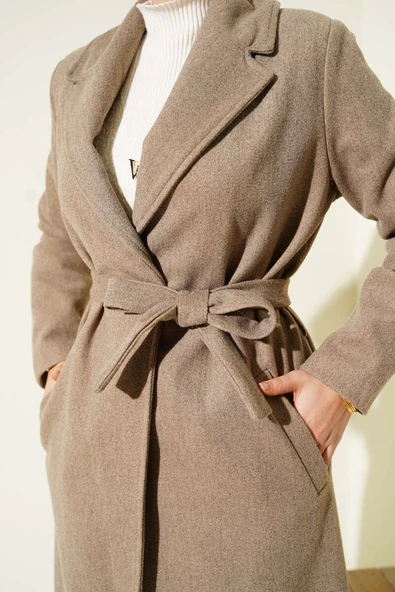 Kruvaze Yaka Kuşaklı Astarlı Kaban Vizon - Resim 4