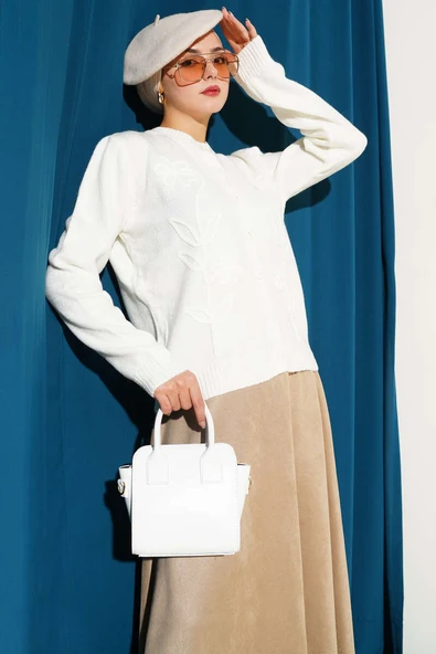 Çiçek İşlemeli Kısa Triko Hırka Ekru ürün görseli