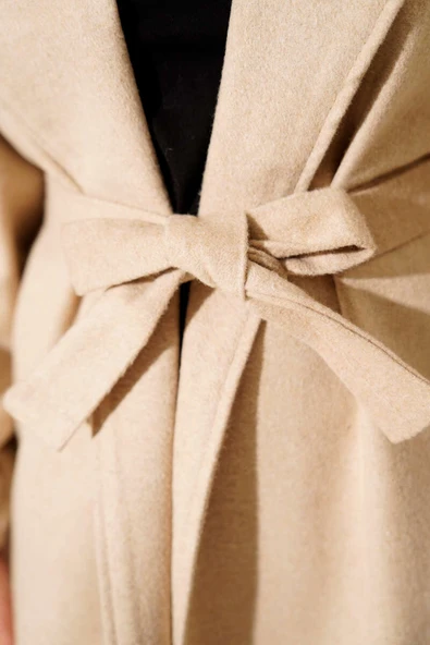 Kruvaze Yaka Balon Kol Kuşaklı Kaban Bej - Resim 4