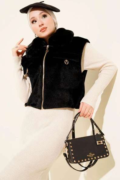 Fermuarlı Yaka Kürklü Kısa Yelek Siyah ürün görseli