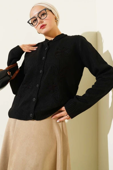 Çiçek İşlemeli Kısa Triko Hırka Siyah ürün görseli