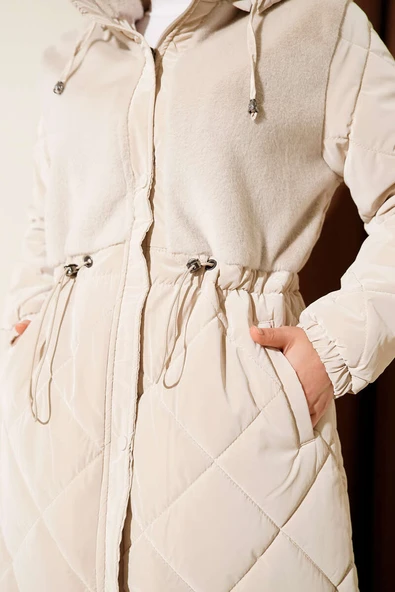 Kürk Detaylı Kapüşonlu Kapitone Mont Taş - Resim 4