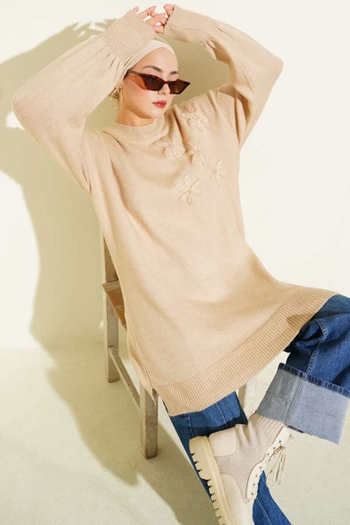 Yaka Çiçekli Yumoş Triko Tunik Latte ürün görseli 1