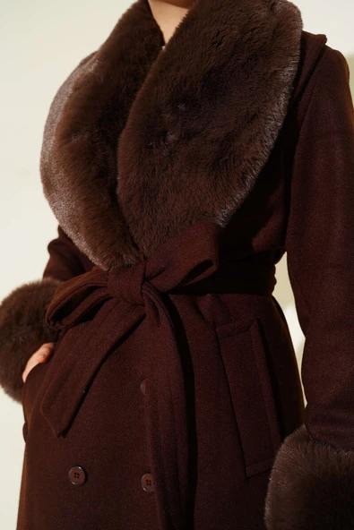 Yaka ve Bilek Kürklü Kaşe Kaban Kahve - Resim 4