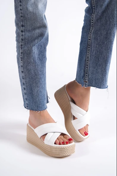 JOYMIX Dolgu Topuklu Ortopedik Taban Hasır Görünümlü Kadın Terlik CKT - Beyaz ürün görseli