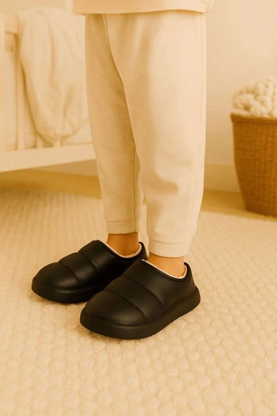 Peluş İçi Yünlü Kışlık Panduf Siyah Çocuk Ev Terliği ürün görseli