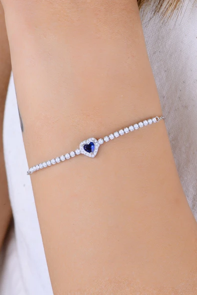 Gümüş rodyumlu pırlanta modeli safir ve zirkon taşlı kalp detaylı su yolu bileklik. SGTL12905LACIVERT ürün görseli 1
