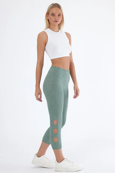 Kadın Yandan Delikli Paçası Lastikli Diz Altı Kapri ürün görseli