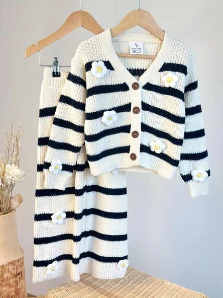 Çiçek Aplikeli Örgü Kız Çocuk Takımı – Düğmeli Hırka & Boru Paça Etek - Resim 2