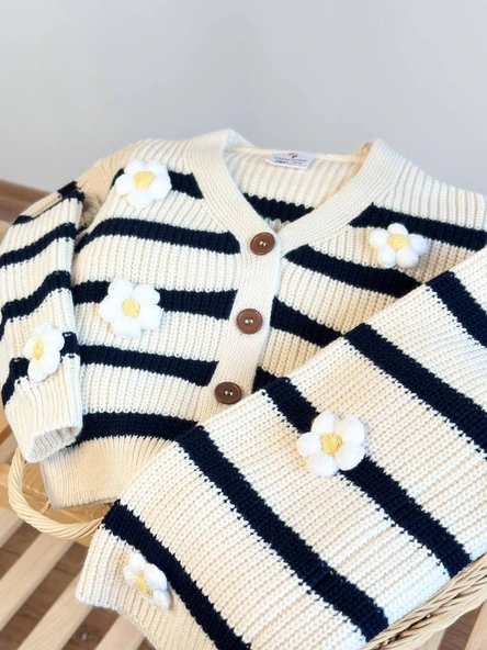 Çiçek Aplikeli Örgü Kız Çocuk Takımı – Düğmeli Hırka & Boru Paça Etek - Resim 1