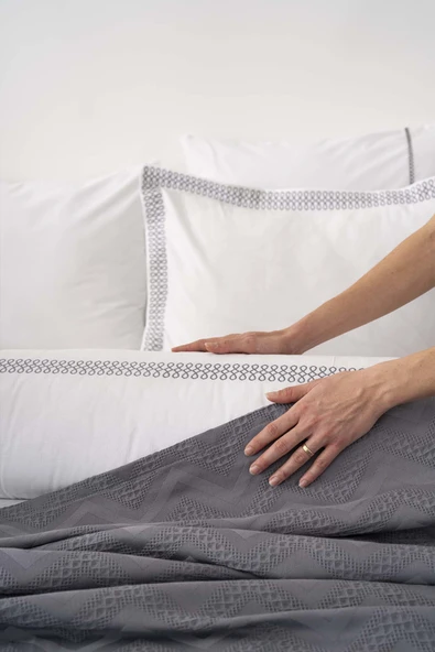 Noemi Gri Çift Kişilik %100 Pamuklu Nevresimli Yatak Örtüsü - 7 Parça Çeyiz Seti - Resim 4