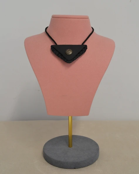 Deri Kaplı Üçgen Mini Cevşen – Boyuna Asmalık Siyah İpli, Mini Deri Kaplama Çantalı Manevi Dua Kolyesi - Resim 2