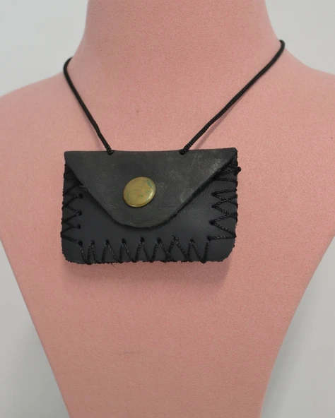 Deri Kaplı Büyük Kare Cevşen – Boyuna Asılabilir Siyah İpli, Özel Deri Çantalı Manevi Dua Kitabı - Resim 2