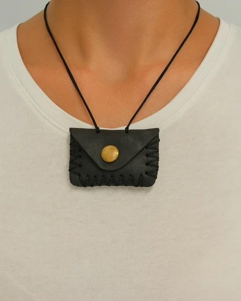 Deri Kaplı Büyük Kare Cevşen – Boyuna Asılabilir Siyah İpli, Özel Deri Çantalı Manevi Dua Kitabı ürün görseli