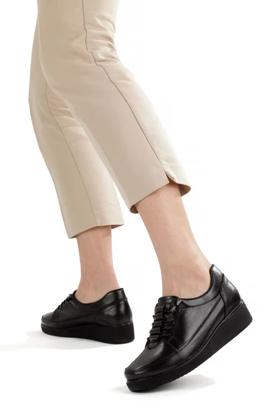 Siyah Hakiki Deri Anatomik Lastik Bağcıklı Günlük Hafif Kadın Ayakkabı Maan - Resim 3