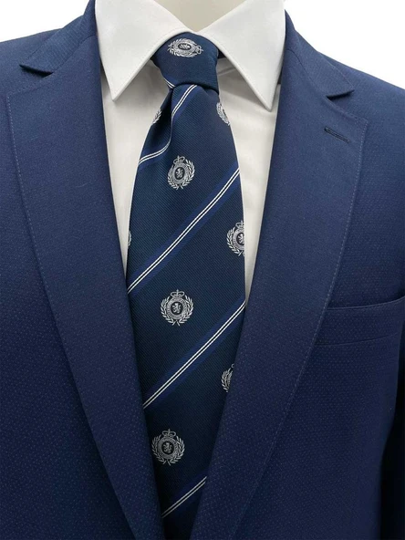 Brianze 8 Cm Lacivert Mavi Çizgili Arma Desenli Kravat ürün görseli 1