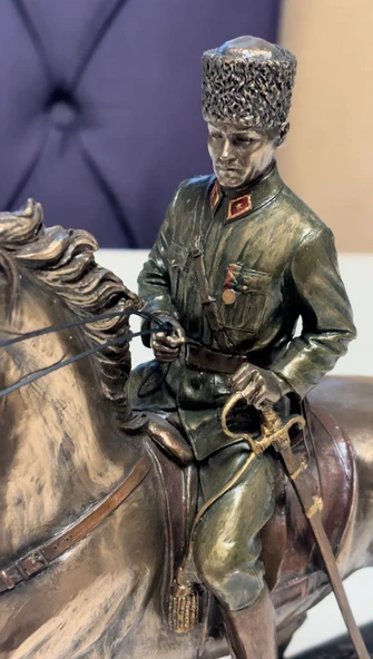 Wise Ofis Masaüstü Atatürk Atlı Heykeli 27,8 cm (G) X 26,1 cm. (Y) X 8,7 cm (E) - Resim 3