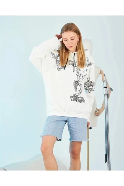 Kapüşonlu Üç İplik weatshirt – Beyaz trong Heykel Baskılı, Rahat Kalıp, Kanguru Cepli odern Tasarım ürün görseli