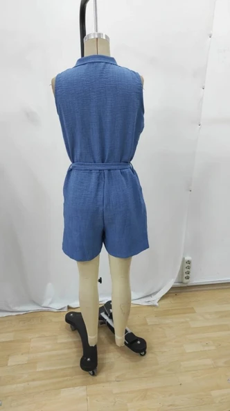 Kadın Sıfır Kollu Yakalı Düğmeli Belden Kuşaklı Kısa Keten Tulum - Resim 8