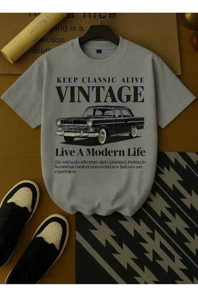 KOZİA OUTDOORS MALKOCBEY VİNTAGE ARABA BASKILI OVERSİZE BASİC O YAKA T-ŞHİRT ürün görseli