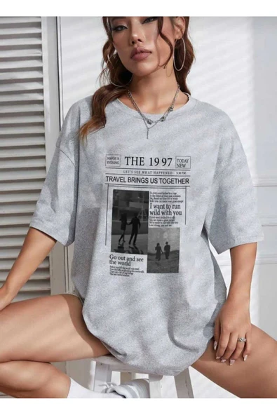 KOZİA OUTDOORS gazete baskılı oversize unisex o yaka basic t-şhirt ürün görseli