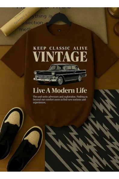 KOZİA OUTDOORS MALKOCBEY VİNTAGE ARABA BASKILI OVERSİZE BASİC O YAKA T-ŞHİRT - Resim 4