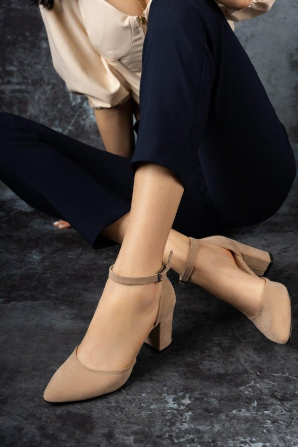 Merve BAŞ Ten Süet Yüksek  Kalın Topuk Kadın Klasik Topuklu Ayakkabı