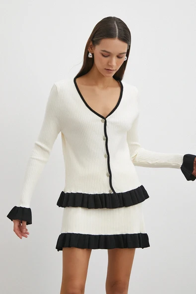 Düğmeli Eteği Fırfırlı Etekli Triko Takım Ekru ürün görseli