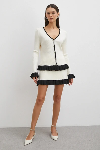 Düğmeli Eteği Fırfırlı Etekli Triko Takım Ekru - Resim 2