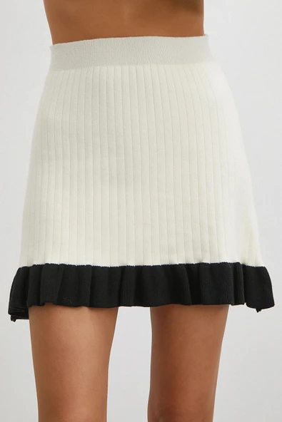 Düğmeli Eteği Fırfırlı Etekli Triko Takım Ekru - Resim 6