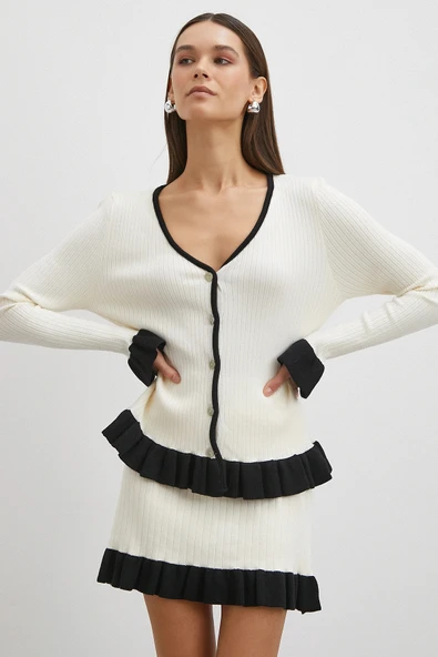 Düğmeli Eteği Fırfırlı Etekli Triko Takım Ekru - Resim 3