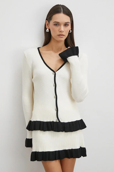 Düğmeli Eteği Fırfırlı Etekli Triko Takım Ekru - Resim 4