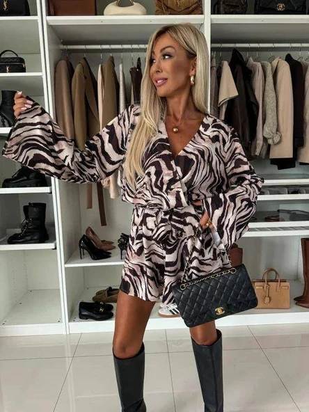 Kadın Salaş Kol Kruvaze Yaka Zebra Desen şort Tulum ürün görseli