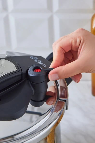 Karaca Marsilya Indüksiyon Tabanlı Düdüklü Tencere 7 Litre Gri ürün görseli