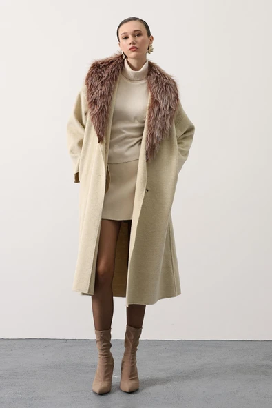 Kaşe Kaban Uzun Model Kürklü Yaka Detaylı ürün görseli 1