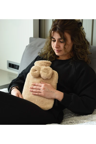 Ayıcı Oyuncak Pabtex Kurdele Süslemeli Bej Su Torbası Kılıfı – Isıyı Koruyan Peluş Kumaş ürün görseli 1