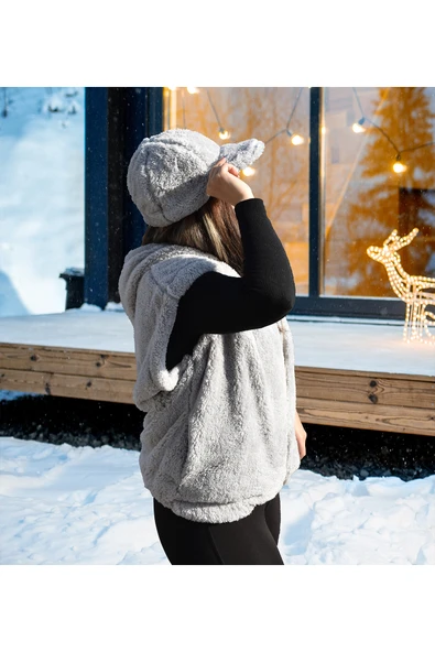 Pababo Şıklık ve Sıcaklık Bir Arada: Peluş Yelek ve Şapka Kombini - Resim 5