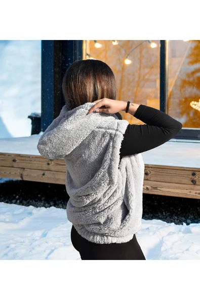 Özgüner Oyuncak Şıklık ve Sıcaklık Bir Arada: Peluş Yelek ve Şapka Kombini - Resim 4