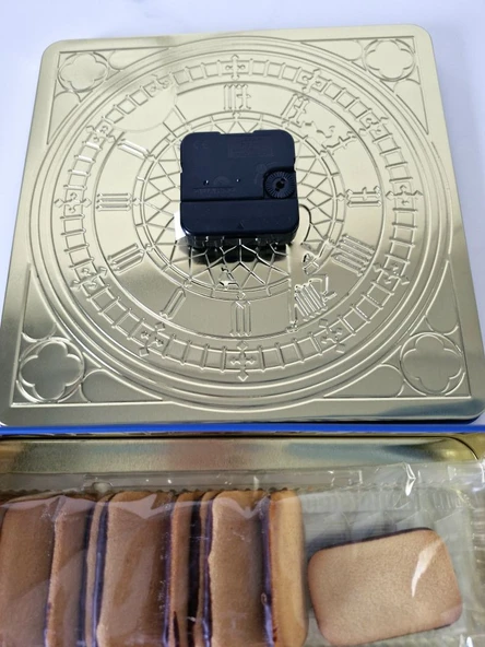 M&S London Portakal Jaffa Bitter Çikolatalı Bisküvi/Kek ile Teneke Çalışan Teneke Saat Kutusu 375 g - Resim 7