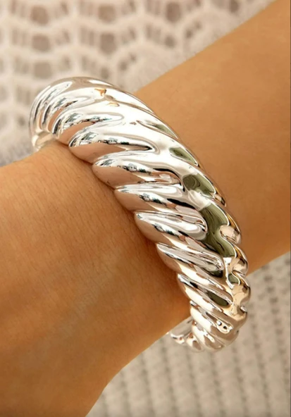 Gümüş Renk Burgu Detaylı Plaka Kelepçe Bileklik ürün görseli 1