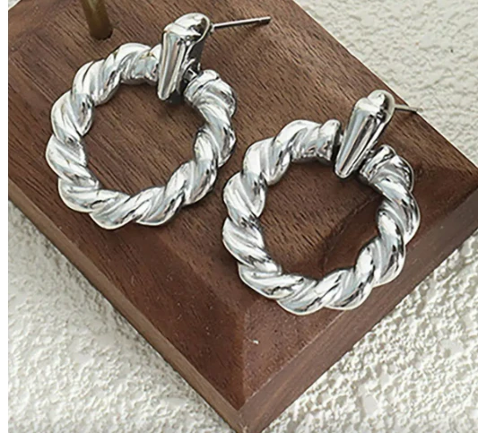 Gümüş Renk Burgu Detaylı Çelik Küpe (Çift) ürün görseli 1