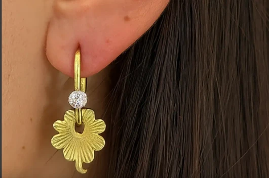 Altın Renk Yonca Figürlü Taş Detaylı Çelik Küpe (Çift) ürün görseli 1