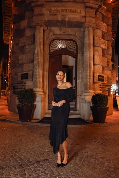 Tek Omuzlu Uzun Kollu Büzgülü Simli Elbise - Resim 4