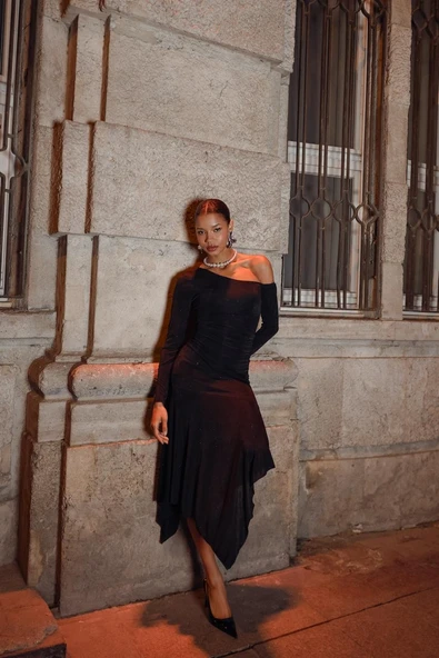 Tek Omuzlu Uzun Kollu Büzgülü Simli Elbise - Resim 3