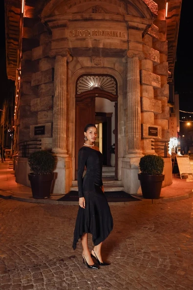 Tek Omuzlu Uzun Kollu Büzgülü Simli Elbise ürün görseli