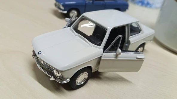Oyuncak Metal Model Araba 1/36 Çek Bırak BMW 2002 Ti Beyaz ürün görseli