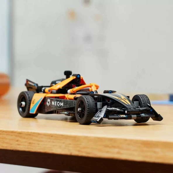 LEGO Technic NEOM McLaren Formula E Yarış Arabası 42169 - Resim 2