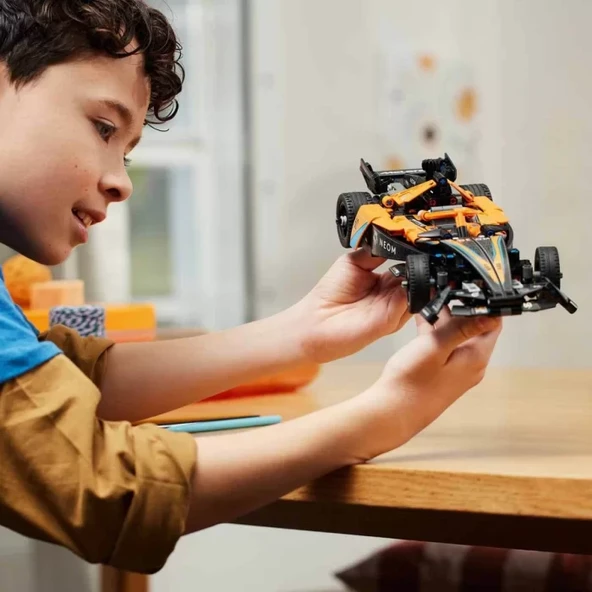 LEGO Technic NEOM McLaren Formula E Yarış Arabası 42169 - Resim 3